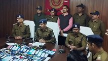 मोबाइल वापस लौटाते पुलिस अधीक्षक यादव।