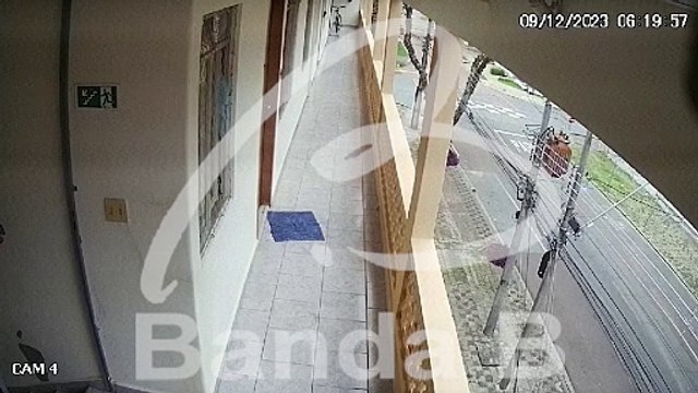 Carro fica pendurado em prédio após capotamento em Curitiba