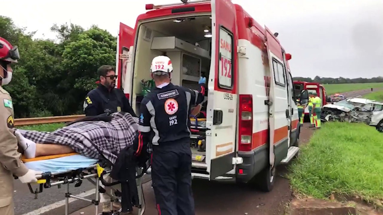 Carro fica destruído e caminhão tomba em grave acidente na BR-277 em Cascavel