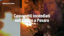 Cassonetti incendiati nella notte a Pesaro: il video dei pompieri