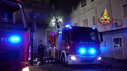 下载视频: Tre anziani morti per un incendio all'ospedale di Tivoli (Roma). Evacuati circa 200 pazienti - video