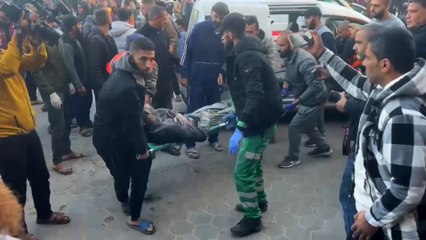 معظمهم أطفال.. وصول الشهداء والجرحى لمستشفى شهداء الأقصى بدير البلح
