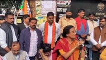 उत्तर प्रदेश में डीएम कार्यालय के बाहर धरने पर बैठी भाजपा सांसद, जानिए क्या है धरने पर बैठने की असली वजह