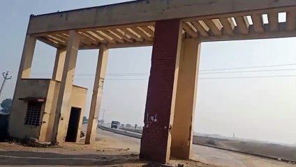 विश्वविद्यालय के नए भवन में गेट नहीं वाहनों की भरमार, देखें वीडियो