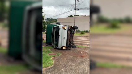 Caminhão tomba após forte colisão com Voyage no Periolo