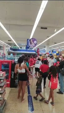 Famílias ocupam supermercado em protesto por cestas básicas