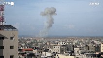 Gaza, colonne di fumo dopo gli attacchi israeliani su Rafah e Khan Yunis
