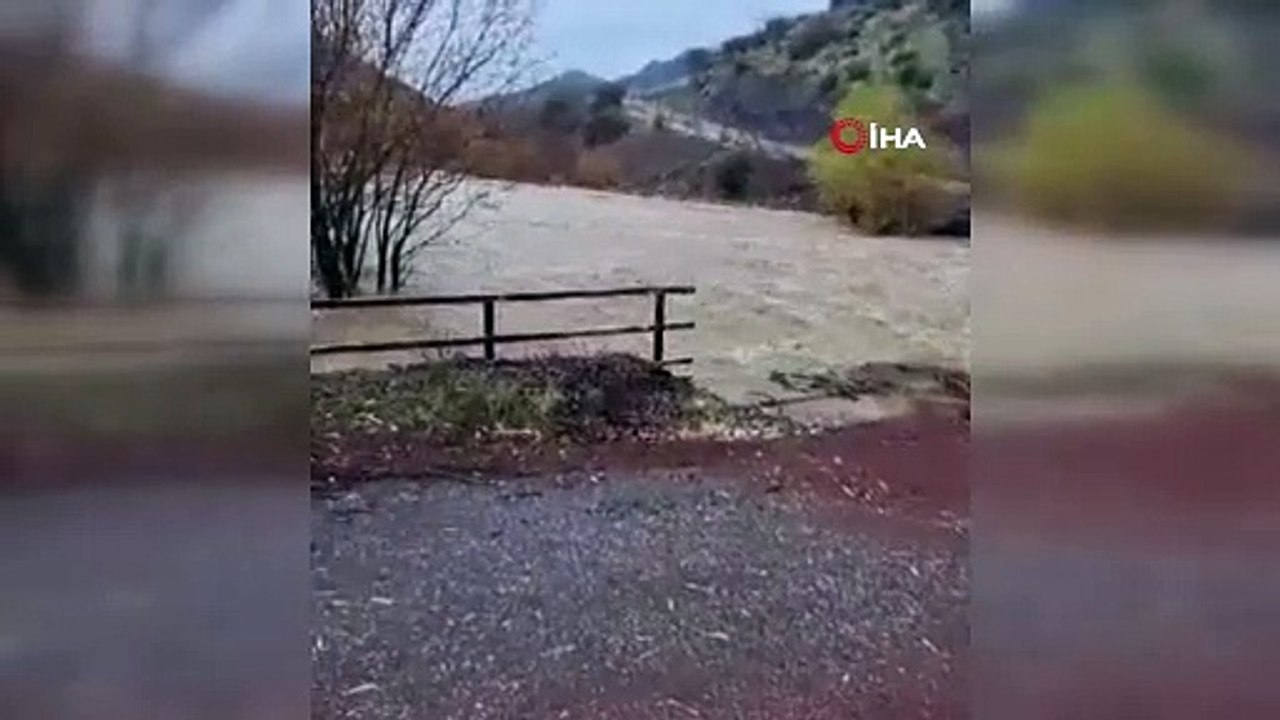 Dere taştı köprü suda kayboldu