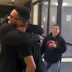 L’émotion de ce père de famille lorsqu’il retrouve son fils parti à l’étranger pour faire ses études !