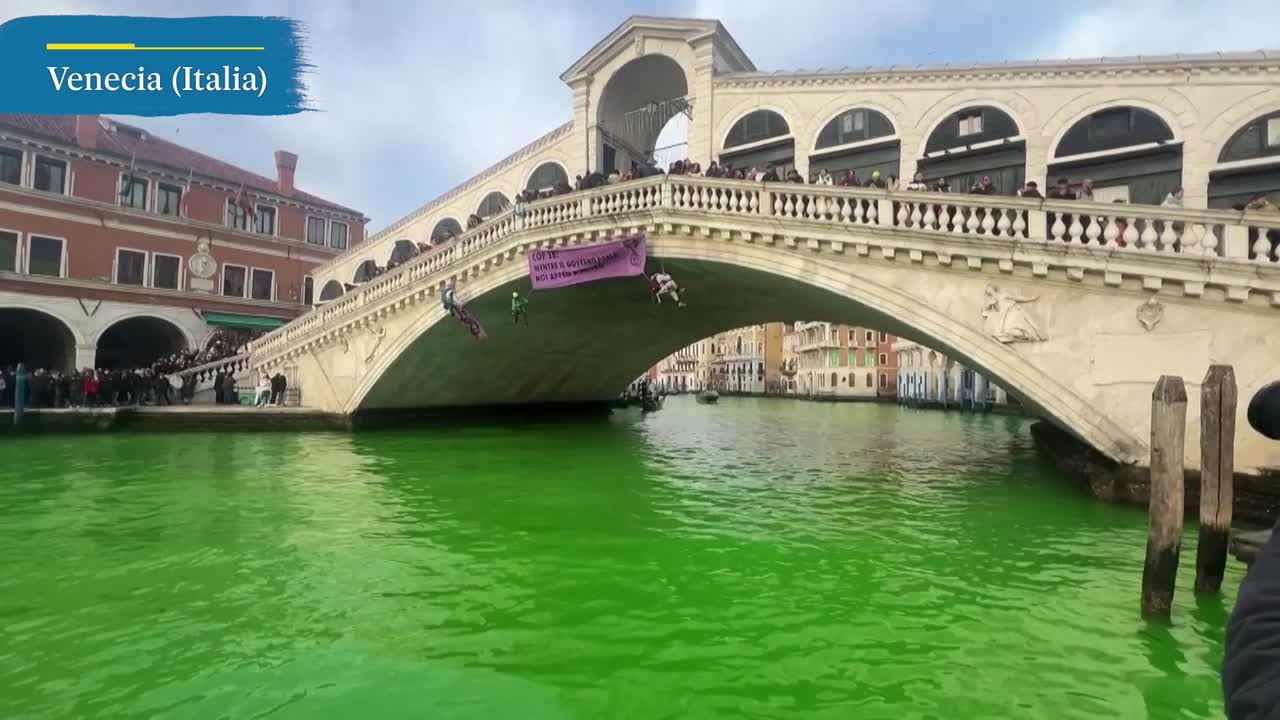 Protesta climática tiñen de verde el agua de los canales de Venecia