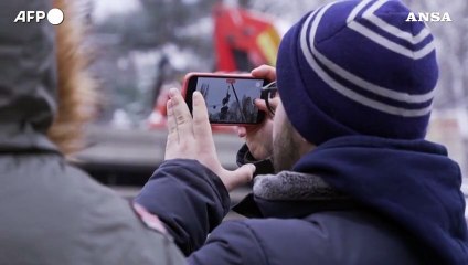 Ucraina, a Kiev smantellata la statua di un comandante dell'Armata Rossa