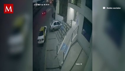 Cámara de seguridad registra a un par de ladrones robando un taxi de manera rápida en Pachuca