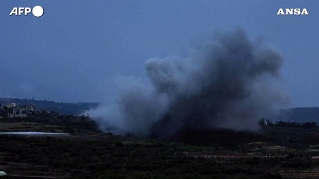 Libano, si alza una nuvola di fumo dopo un raid israeliano