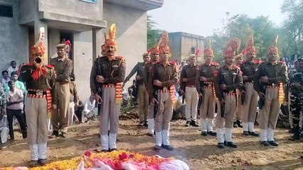 सैनिक खुशीराम की सैनिक सम्मान से हुई अंत्येष्टि,,, देखें वीडियो