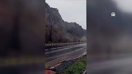 Zonguldak’ta heyelan: Oto yol trafiğe kapandı, ev yıkıldı