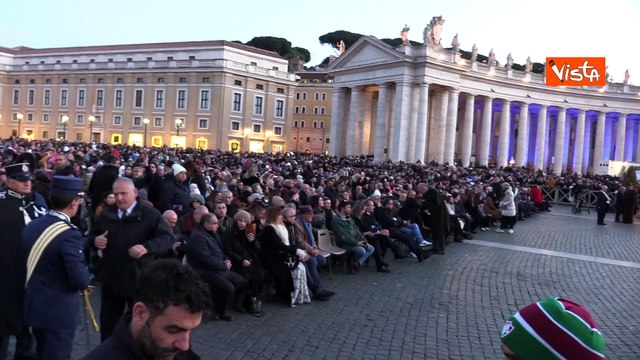 Inaugurazione del presepe e dell'albero di Natale in piazza San Pietro, le immagini