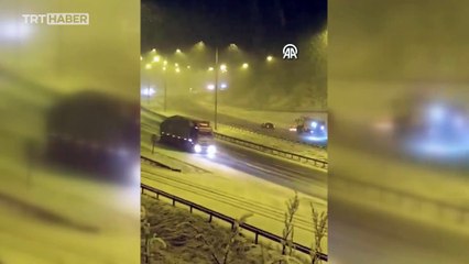 Anadolu Otoyolu'nun Bolu geçişinde kar yağışı etkili oluyor