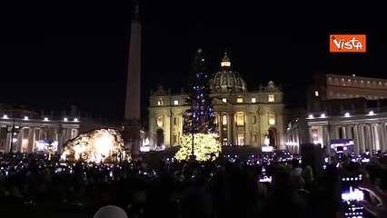 Video herunterladen: Accensione dell'albero di Natale in piazza San Pietro in Vaticano