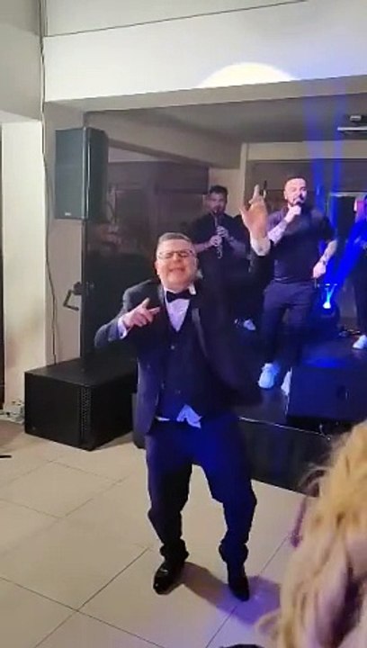 Το ζεϊμπέκικο του Νεκτάριου Λεμονίδη στο γλέντι του γάμου του με την Ελίζαμπεθ Ελέτσι