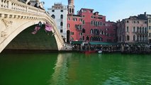 Activistas ambientales tiñen de verde el Gran Canal de Venecia