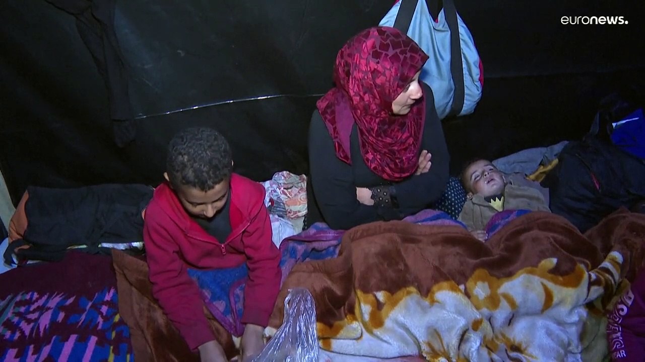 شاهد: نازحون فلسطينيون يتجمعون في خيام بالمواصي في أرض مكتظة كارثية الظروف وسط البرد القارس