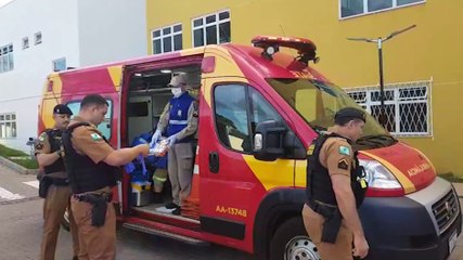 Usando tornozeleira eletrônica, homem é preso após trafegar na contramão e tentar agredir policiais