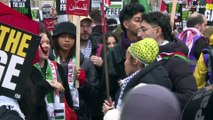 شاهد: الآلاف يطالبون بوقف إطلاق النار في غزة في مسيرة بوسط لندن
