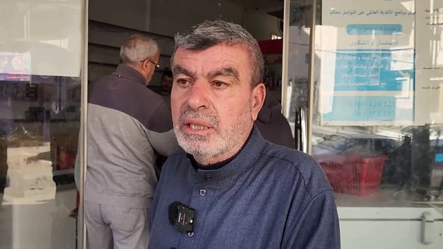 النازحون إلى دير البلح يدخلون دوامة البحث عن طعام