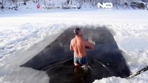 شاهد: روس يسبحون في بحيرة متجمدة في سيبيريا