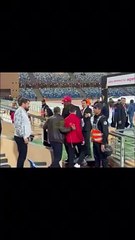 هشام أبو سفيان يفقد أعصابه ويدخل في مشادة كلامية مع الجماهير الودادية