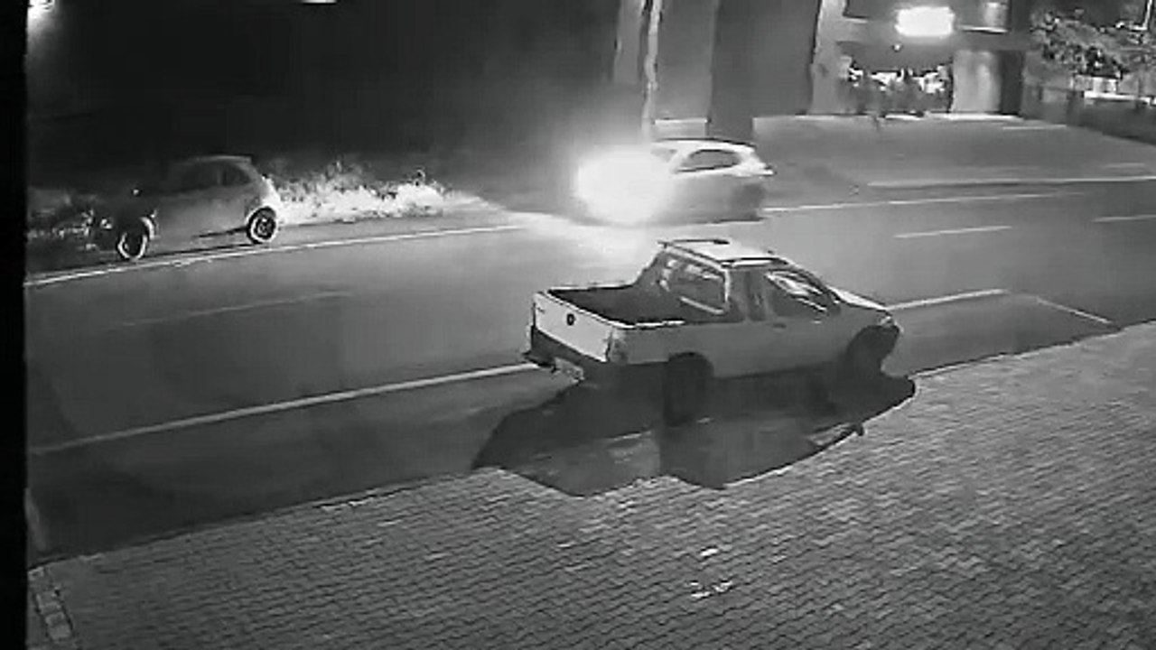 Câmera flagra colisão entre Kwid e Ka estacionado