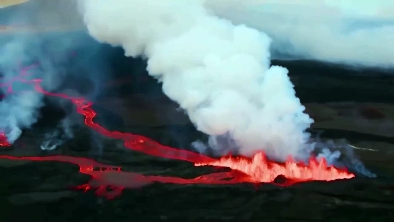 Núi lửa lớn nhất thế giới Mauna Loa phun dung nham cao tới 60m