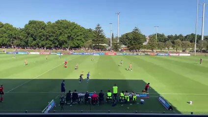 Newcastle Jets deny a Sydney FC chance started by Cortnee Vine