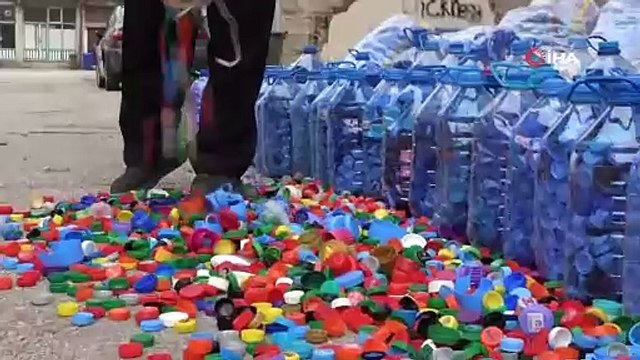 Topladığı 1 ton kapakla engelliler için tekerlekli sandalye aldı