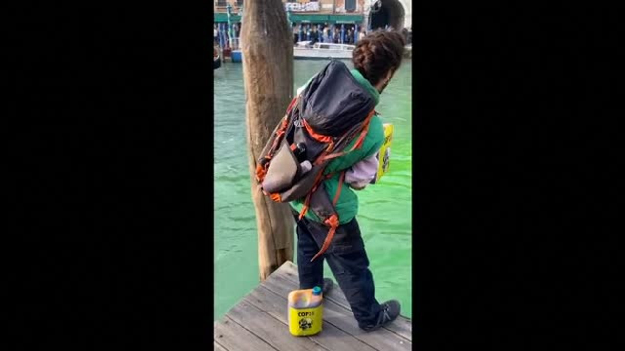 Activistas climáticos tiñen de verde el Gran Canal de Venecia por el "fracaso" de la COP28
