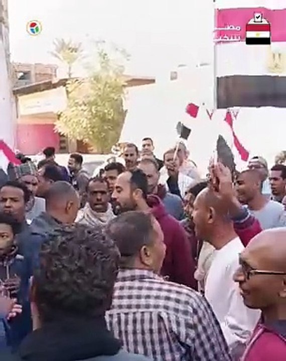 بالقصائد والأغاني الوطنية ناخبون أمام لجنة مدرسة الزناقطة بالأقصر