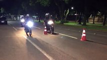 Motocicleta adulterada é apreendida após casal furar bloqueio de trânsito