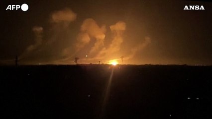 Attacchi notturni su Gaza, le esplosioni viste da Rafah