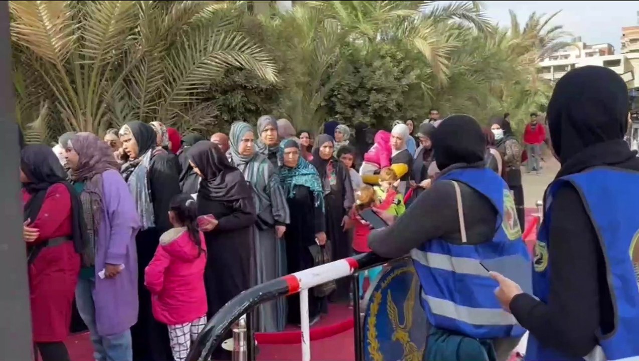 بحب بلدي وبموت في بلدي الله عليه الله إقبال جماهيري كبير في حي الأسمرات من الرجال والنساء على المقرات