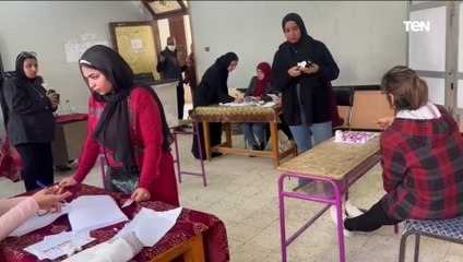 من داخل أحد المقرات الانتخابية بالمقطم.. عدد كبير من المواطنين يدلون بأصواتهم في الانتخابات