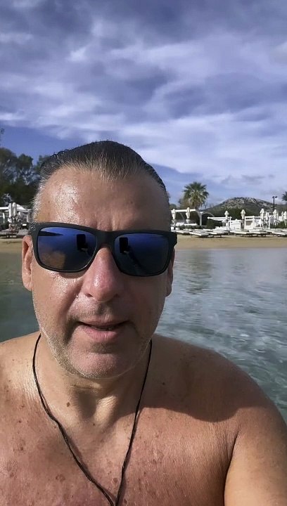 Ο Γιώργος Λιάγκας εύχεται «Καλά Χριστούγεννα» με βουτιά στη θάλασσα!