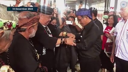 Momen Mahfud MD Diberi Ikat Sunda dan Pangsi oleh Budayawan di Desa Ciwaruga, Bandung Barat