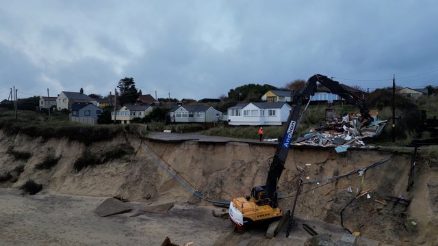 Angleterre : des maisons menacées par l’érosion détruites à la pelleteuse