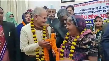 90 साल के दूल्हे ने दुल्हन को पहनाया वरमला, हैरान करने वाला है अनोखी शादी का वीडियो