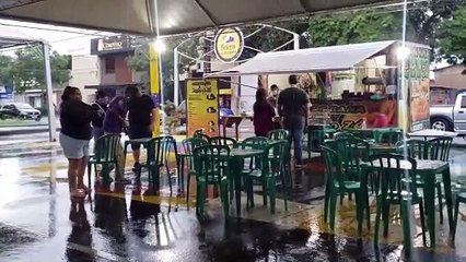 Mesmo com chuva, famílias aproveitam o domingo na Feira do Teatro