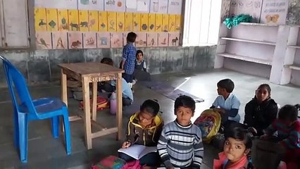 यहां पढ़ाई से पहले नौनिहालों के हाथ में थमा दी झाडू