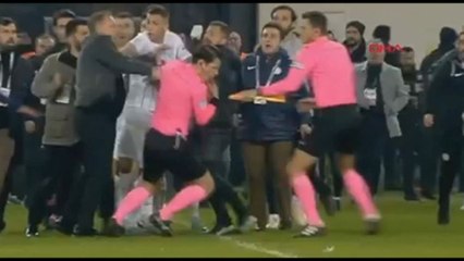 Follia in Turchia, arbitro preso a pugni e calci in campo