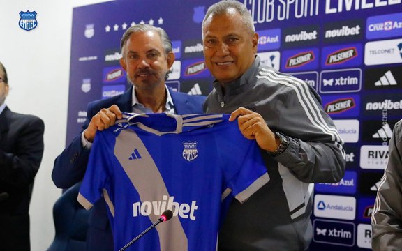 El DT Hernán Torres extiende su contrato con Emelec