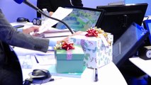 Le Grand Jeu de Noël d'Europe 1 : Olivier, prêtre, découvre son cadeau en direct !