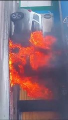 Veículo pega fogo no centro de Arapiraca